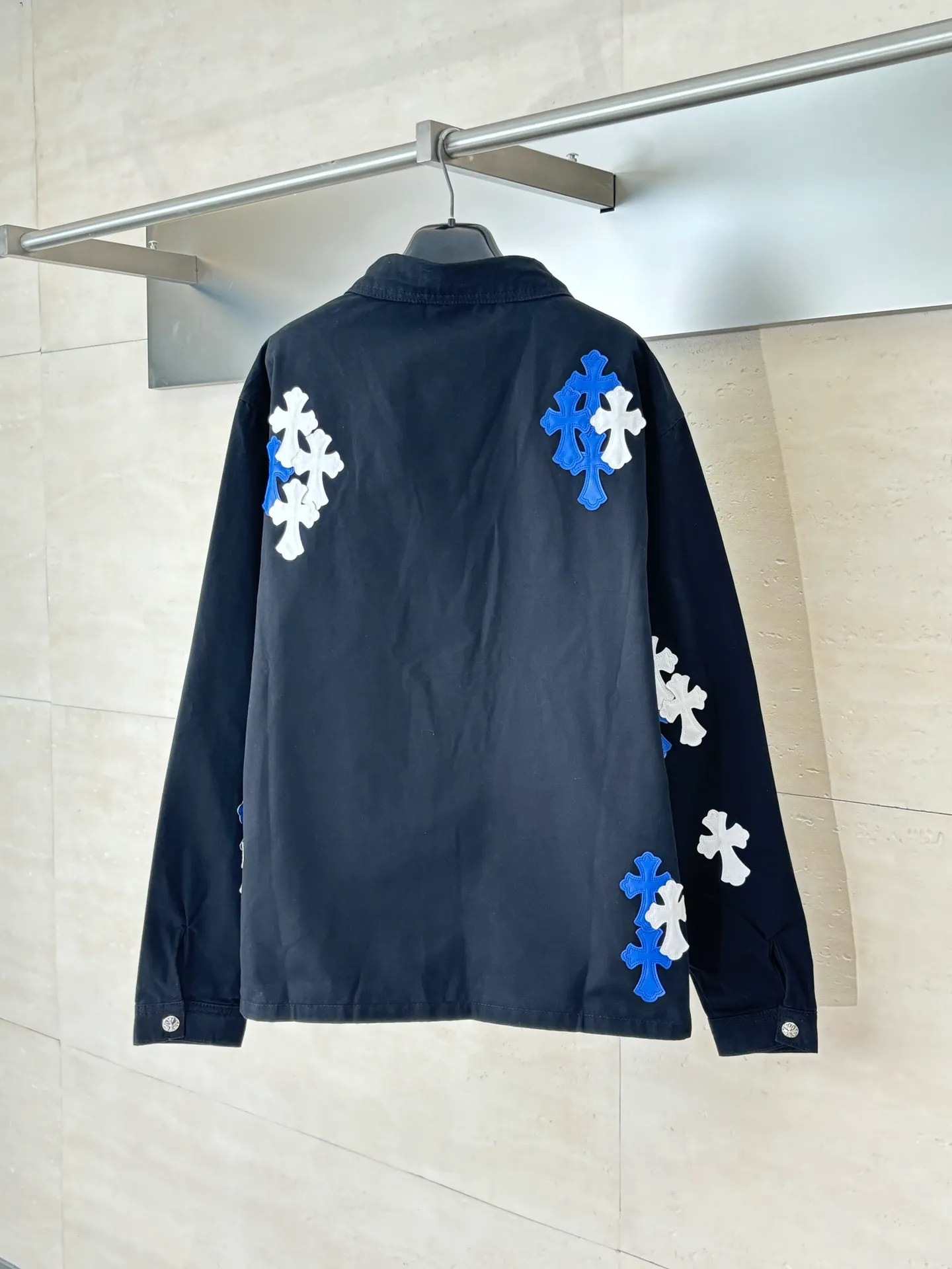 P590 Chrome Heart*/Chrome Heart CH leather workwear denim jacket, originally purchased for HK26,680, is a new series developed over the past 25 years. It is made of high-ounce twill denim fabric (the color is exclusive blackish blue, distinguishing it from pure black on the market), and the two-color cross is made of artificial leather (all individually dyed, with the same texture and no color difference). The stitch length, thread color, and wiring of the car are exactly the same. The inner leather is made of first-layer calfskin, with regular cross stitching, special machine sewing and edge stitching, 925 silver electroplated hardware, and consistent oxidation and distressing effects.  Size：S/M/L